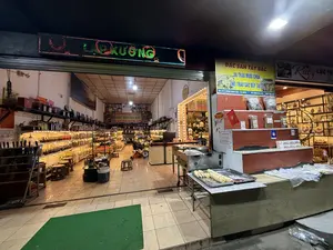 LỘC CƯỜNG / ĐẶC SẢN TÂY BẮC / BÁNH CHƯNG GÙ SAPA（特産品店「ロック・クオン」/ 西北地方の特産品 / サパの猫背バインチュン / サパ）