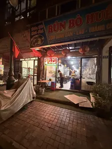 Bún Bò Chả - Oai。BÚN BÒ HUẾ。CƠM BÌNH DÂN - LẨU - THẮNG CỐ。Đ/c: 060 Lương Định Của, Tx Sa Pa, Lào Cai。ĐT: 097951236。BÚN BÒ Huế。0979.512.368。TUYỂN NHÂN VIÊN。058。PHÒNG NGHỈ。CẮT CHỮ VI TÍNH。（日本語訳）。ブンボチャ - オアイ。ブンボーフエ。大衆食堂 - 鍋 - タンコー。住所: 060 ルオンディンクア、サパ町、ラオカイ省。電話: 097951236。ブンボーフエ。0979.512.368。スタッフ募集。058。宿泊施設。コンピューター文字カッティング