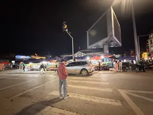 SAPA。TRÔNG COI GỬI XE。ĐẶC SẢN SAPA。MUA QUÀ NGUYÊN CHẤT。THỊT BÒ。NHÀ HÀNG。LẨU CÁ HỒI。ĐẶC SẢN NÚI RỪNG。（日本語訳）。サパ。車両預かり。サパ特産品。純正品のお土産購入。牛肉。レストラン。サーモン鍋。山と森の特産品