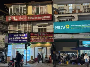 BIDV / MIXUE / NHÀ THUỐC BÍCH HỒNG PHARM / TẮM LÁ THUỐC - MASSAGE（ベトナム投資開発銀行 / ミックスー / ビックホン薬局 / 薬草風呂・マッサージの看板 / サパ）