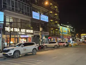 Vietcombank。TIỆM TRÀ。TEA=COFFEE。573 ĐIỆN BIÊN PHỦ。TRÀ SỮA HẠT DẺ SAPA。NƯỚC ÉP TRÁI CÂY。Ngân hàng TMCP Ngoại thương Việt Nam。SAPA。Điện Máy XANH。Thế Giới Di Động。ĐẶC QUYỀN TRẢ GÓP。CƠM。MÂY HỒ。XE CHỞ KHÁCH THEO HỢP ĐỒNG。24A-117.68。CẤM DỪNG XE VÀ ĐỖ XE。（日本語訳）。ベトコンバンク。お茶屋さん。紅茶＝コーヒー。ディエンビエンフー通り573番地。サパ栗ミルクティー。フルーツジュース。ベトナム外国貿易株式会社銀行。サパ。ディエンマイサイン。テージョイジードン。分割払い特典。ご飯。雲の湖。契約旅客車。24A-117.68。停車および駐車禁止