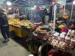 mobifone。BÁNH TRÁNG NƯỚNG PHÔ MAI BÒ TÂY BẮC。BÁNH MÌ EGG。PATE + XÚC XÍCH。BÁNH MÌ KEBAB。VIET NAM。MÁY NƯỚNG ĐÁ。Sữa chua。Trà sữa。（日本語訳）。モビフォン。西北風牛肉とチーズの焼きライスペーパー。卵のバインミー。パテ + ソーセージ。ケバブのバインミー。ベトナム。ストーングリル機。ヨーグルト。ミルクティー