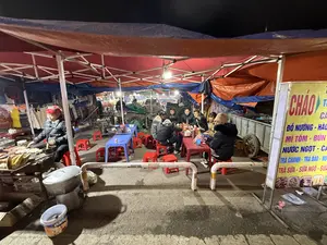 CHÁO, BÒ NƯỚNG, HÀO NƯỚNG（お粥、牛肉のグリル、牡蠣のグリルを売る屋台の看板 / サパ）