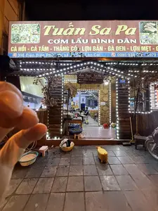 Tuấn Sa Pa。CƠM LẨU BÌNH DÂN。CÁ HỒI - CÁ TẦM - THẮNG CỐ - LỢN BẢN - GÀ ĐEN - LỢN MẸT - C。398 Điện Biên Phủ thị xã Sa Pa Lào Cai。0985 938.356 - 0979。Ẩm Thực Sa Pa。0985 938 286。398。Menu。（日本語訳）。トゥアン・サパ。大衆食堂・鍋料理。サーモン - チョウザメ - タンコー - 地豚 - 黒鶏 - 豚肉のメット盛り - C。398 ディエンビエンフー通り サパ町 ラオカイ省。0985 938.356 - 0979。サパグルメ。0985 938 286。398。メニュー