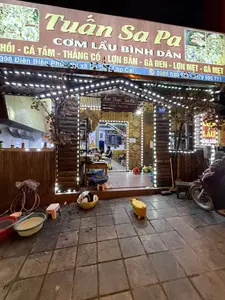 Tuấn Sa Pa。CƠM LẨU BÌNH DÂN。HỒI - CÁ TẦM - THẮNG CỐ LỢN BẢN - GÀ ĐEN - LỢN MẸT - GÀ MẸT。398 Điện Biên Phủ thị xã Sa Pa Lào Cai。0985 938 223 - 0979 595 711。Ẩm Thực Sa Pa。0985 938 286。398。LẨU。BÌNH DÂN。（日本語訳）。トゥアン・サパ。大衆食堂・鍋料理。サーモン - チョウザメ - 村豚のタンコー - 黒鶏 - 豚肉のメット盛り - 鶏肉のメット盛り。ラオカイ省サパ町ディエンビエンフー通り398番地。0985 938 223 - 0979 595 711。サパのグルメ。0985 938 286。398。鍋。大衆向け