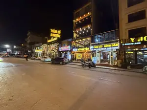 TRUNG HỢP CƠM - LẨU - NƯỚNG THẮNG CỐ A NGUYÊN 2 THẮNG CỐ A NGUYÊN 2 Huy Điển Spa MASSAGE - TẮM LÁ THUỐC TẨM QUẤT BẤM HUYỆT GỘI ĐẦU Nhà Hàng ĐỖ QUYÊN CƠM LẨU BÌNH DÂN CÁ TẦM - CÁ HỒI - CÁ ĐEN - THẮNG CỐ - LỢN BẢN - LẨU SAPA CƠM LẨU NƯỚNG RANG THẮNG CỐ BẢN。（日本語訳）。チュンホップ ご飯 - 鍋 - 焼肉 タンコー・ア・グエン2号店 タンコー・ア・グエン2号店 フイディエン・スパ マッサージ - 薬草風呂 マッサージ 指圧 シャンプー ドークエン レストラン 大衆食堂 鍋 チョウザメ - サーモン - アオウオ - タンコー - 地元豚 - サパ鍋 ご飯 鍋 焼肉 ロースト タンコー 村の料理