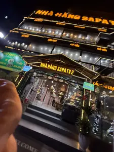 NHÀ HÀNG SAPAT GÀ ĐEN LỢN MẸT CÁ TẦM CÁ HỒI NHÀ HÀNG SAPA TV 2 SAPA 442 ĐIỆN BIÊN PHỦ LẨU CÁ LOẠI PHỞ SẠCH MÁI NANG CÓ MIẾN MÈN ÓC ĐẬU GÀ NƯỚNG CÁ NƯỚNG。（日本語訳）。SAPATレストラン 黒鶏 豚肉盆盛り チョウザメ サーモン SAPA TV 2 SAPAレストラン ディエンビエンフー通り442番地 各種魚鍋 クリーン・フォー マイナン 春雨・メン・豚の脳みそと豆腐あり グリルチキン 焼き魚