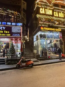 CÁ TẦM CÁ HỒI。21 Xuân Viên - Sa Pa。0984 160 843 - 0338 779 535。AN QUAN。CHỤP。DC:。TRÀ SỮA ĐÀI LOAN。019 Xuân Viên。ĐT: 0987 607 802。BÁNH SINH NHẬT。TRÀ SỮA - KEM TƯƠI。（日本語訳）。チョウザメ サーモン。サパ、スアンヴィエン通り21番地。0984 160 843 - 0338 779 535。アンクアン。撮影。住所：。台湾ミルクティー。スアンヴィエン通り19番地。電話：0987 607 802。バースデーケーキ。ミルクティー - ソフトクリーム