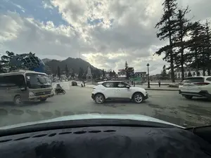 SAPA XE HỢP ĐỒNG 29E-131.23 THẠCH SƠN PHỐ ĐI BỘ 24A 267.82。（日本語訳）。サパ 契約車両 29E-131.23 タックソン 歩行者通り 24A 267.82