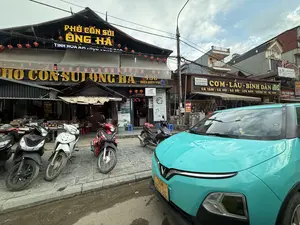 Phố Cồn Sỏi Ông Hà（フォー・コン・ソイ・オン・ハ / サパのレストラン）。Cơm - Lẩu - Bình Dân（ご飯・鍋・大衆食堂）