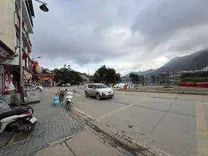 MIXUE。TRƯỜNG TIỂU HỌC SA PA。CỔNG TRƯỜNG。AN TOÀN GIAO THÔNG。KHU VỰC CỔNG TRƯỜNG。ĐỀ NGHỊ PHỤ HUYNH HỌC SINH ĐỖ XE ĐÚNG NƠI QUY ĐỊNH。ĐỖ XE。GIAO THÔNG。CẤM LẠI GẦN。CÓ ĐIỆN NGUY HIỂM。CẤM。24-B2 409.11。24H-026.18。（日本語訳）。ミーシュー。サパ小学校。校門。交通安全。校門エリア。生徒の保護者の皆様は、規定の場所に駐車するようお願いします。駐車。交通。接近禁止。危険 電流あり。禁止。24-B2 409.11。24H-026.18