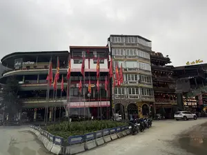 aha CUCINA SAPA Le Gecko Café Nhà hàng Huy Vân Sa Pa LẨU CÁ NGỰA MÁU SẠCH SA PA LỢN CẤP NÁCH CÁ ĐEN H'MÔNG CÁ HỒI VUA Đồ Cẩm Lưu Niệm ĐẶC SẢN SA PA 10 XUÂN VIÊN THỰC MÓN 08 XUÂN VIÊN CÁ HỒI CÁ TẦM ĐỒ RỪNG GÀ Ủ BÍ NGÔ GÀ ĐEN LỢN MẸT。（日本語訳）。アハ・クチーナ・サパ ル・ゲッコー・カフェ フイ・ヴァン・サパ・レストラン サパの浄血タツノオトシゴ鍋 脇抱え豚 モン族の黒魚 キングサーモン 錦織の土産物 サパの特産品 スアン・ヴィエン通り10番地 料理 スアン・ヴィエン通り8番地 サーモン チョウザメ 山の幸 鶏肉のカボチャ蒸し 黒鶏 豚肉の盛り合わせ盆