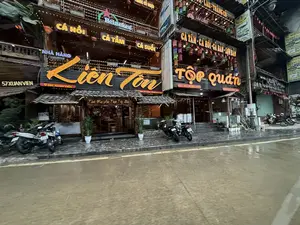 LẨU THẮNG CỐ SÁU CHƯA THẮNG CỐ NGỰA CÁ HỒI CÁ TẦM CÁ SUỐI NHÀ HÀNG Liên Tôn 57 XUANVIEN ĐC: 061 XUÂN VIÊN 0906 293 388 - 0985 066 669 Tinh Hoa Ẩm Thực Tây Bắc CÁ TẦM - CÁ HỒI - GÀ BẢN - LỢN BẢN Tộp Quán ĐC: 063 XUÂN VIÊN ĐT: 0335 063 063 CÁ TẦM CÁ HỒI NHÀ HÀNG QUANG DUNG 065 CÁY. DƠN. RUA ĐÁ CÁC MÓN RAU。（日本語訳）。サウチュアのタンコー鍋 馬のタンコー サーモン チョウザメ 渓流魚 Liên Tônレストラン 57 XUANVIEN 住所: 061 XUÂN VIÊN 0906 293 388 - 0985 066 669 西北料理の神髄 チョウザメ - サーモン - 地鶏 - 地元の豚 Tộp食堂 住所: 063 XUÂN VIÊN 電話: 0335 063 063 チョウザメ サーモン QUANG DUNGレストラン 065 サワガニ、マテガイ、イシガメ 各種野菜料理