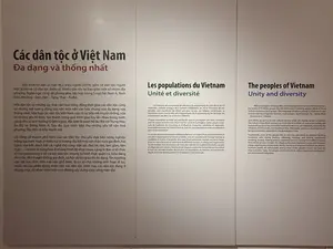 キン族（ベト族）が多数を占め、主に平野部に集中して居住している。他の53の少数民族は、高山地帯、中山間地帯、平野部から島嶼部まで、国中に広く分布している。- 独立宣言より抜粋。同時に、互いの文化的要素を常に交流し、受け入れ、ベトナムの諸民族共同体全体の共通文化を共に豊かにしてきた。この交流の過程は自然かつ平和的に行われた。その交流過程における統一が、ベトナム文化のアイデンティティを徐々に形成し、諸民族の文化の多様性の中の統一を生み出した。それにより、ベトナムの54の民族共同体は、国の建設、発展、防衛の事業において団結し、結びついてきた。千年にわたる自主独立の封建時代、キン族とその他いくつかの民族は文字を持ち、国家が社会を管理していたが、多くの他の民族はまだ文字を持たず、発展のレベルも限られていた。20世紀に入り、フランス植民地主義者は分割統治政策を押し付け、諸民族間、平野部と山間部の間の差異を深刻化させた。1945年の8月革命後、ベトナム民主共和国が誕生し、諸民族間の平等、団結、尊重、相互扶助、共同発展の政策を実施した。ベトナム社会は徐々に変化した。国の統一（1975年）以来、ベトナムの党と国家の一貫した民族政策は生活の中に浸透し、国の刷新事業における諸民族の大団結の力を引き続き発揮している。- フォー・クアン・チョン博士。キン族（ベト族）は多数派を構成し、主にデルタ地帯に住んでいる。他の53の少数民族は、高地から島々、中山間地帯や平野に至るまで、国土全体に分布している。各民族グループは、世代から世代へと受け継がれ、価値を高められてきた、独自の物質的および精神的な文化的特徴を持っている。同時に、彼らはベトナムの諸民族共同体の共通文化を豊かにするために、それぞれの文化の要素を絶えず交換し、取り入れている。この文化交流のプロセスは自然かつ平和的に行われ、ベトナムの文化的アイデンティティを形成し、民族グループの文化の多様性における統一を創り出した。それ以来、ベトナムの54の民族からなる共同体は、国の建設、発展、防衛において団結し、結びついてきた。ベトナムの諸民族共同体の結束は、国家機関を通じても現れてきた。君主制下での千年にわたる国家の独立の間、キン族と他のいくつかの民族グループは独自の文字を持ち、国家が社会を管理していた。一方、他の多くの人々はまだ独自の文字を持たず、その発展レベルは限られていた。20世紀、フランスの植民地主義者は「分割して統治せよ」という政策を課し、民族グループ間、平野と山岳地帯の間の違いを悪化させた。1945年の8月革命の後、ベトナム民主共和国が誕生し、民族グループ間の平等、連帯、尊重、相互扶助、共同発展の政策を実施した。ベトナム社会は徐々に変化した。国の再統一（1975年）以来、ベトナムの党と国家の一貫した民族政策が実施され、国の刷新（ドイモイ）における民族大団結の力を引き続き推進している。キン族（ベト族）が多数派であり、主にデルタ地帯に住んでいる。他の53の少数民族は、高山地帯、中山間地帯、平野から島々まで、国中に散らばっている。各民族グループは、世代を超えて保存され、促進されてきた、独自の有形および無形の文化的特徴を持っている。同時に、彼らはベトナムの全民族共同体の共通文化を豊かにするために、互いの文化的要素を定期的に交換し、取り入れている。この交流のプロセスは、自然で平和的な方法で行われてきた。その交流プロセスにおける統一は、徐々にベトナムの文化的アイデンティティを形作り、民族グループの文化の多様性における統一を創り出してきた。それ以来、ベトナムの54の民族の共同体は、国家の建設、発展、防衛の事業において互いに団結し、結びついてきた。ベトナムの諸民族共同体の結束は、国家の制度を通じても示されている。千年にわたる封建的自治の間、キン族と他のいくつかの民族グループは独自の文字を持ち、国家が社会を管理していたが、他の多くの民族グループはまだ独自の文字を持たず、その発展レベルはまだ限られていた。20世紀、フランスの植民地主義者は「分割統治」政策を課し、民族グループ間、低地と高地の間の違いを深めた。1945年の8月革命の後、ベトナム民主共和国が誕生し、民族グループ間の平等、連帯、尊重、相互扶助、共同発展の政策を実施した。ベトナム社会は徐々に変化した。国の再統一（1975年）以来、ベトナムの党と国家の一貫した民族政策が実現し、国の刷新（ドイモイ）プロセスにおける民族大団結の力を引き続き推進している。- フォー・クアン・チョン博士）