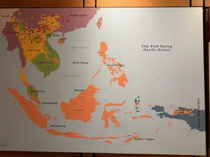 ẤN ĐỘ。VIỆT NAM。LÀO。THÁI LAN。CAMPUCHIA。TRUNG QUỐC。Hoàng Sa (Việt Nam)。Biển Đông。Trường Sa (Việt Nam)。Thái Bình Dương。ĐÔNG TIMOR。（日本語訳）。インド。ベトナム。ラオス。タイ。カンボジア。中国。ホアンサ（ベトナム）。南シナ海。チュオンサ（ベトナム）。太平洋。東ティモール