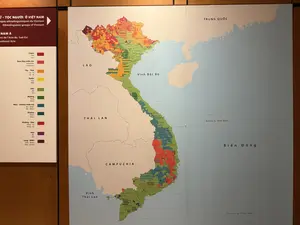 TỘC NGƯỜI Ở VIỆT NAM。NAM Á。Chăm。Nam Đảo miền núi。Tày – Thái。LÀO。Kađai。Việt。Điện Biên。Sơn La。Mường。Môn – Khơme miền núi。Khơme。Hmông – Dao。Hán。Tạng – Miến。THÁI LAN。Vịnh。Thái Lan。Bắc Kạn。Tuyên Quang。Yên Bái。Cao Bằng。Lạng Sơn。Thái Nguyên。Phú Thọ。Vĩnh Phúc。Bắc Giang。HÀ NỘI BẮC N。ic Ninh。Quảng Ninh。Hải Dương。Hưng Yên Hải Phòng。Hoà Bình。Hà Nam。Thái Bình。Nam Định。Kinh Bình。inh Hoá。Vịnh Bắc Bộ。Nghệ An。Hà Tỉnh。CAMPUCHIA。Tây Ninh。Binh。Quảng Trị。Đào Cồn Cỏ。Bình Phước。Thừa Thiên - Huế。Đà Năng。Quảng Nam。Đào Cù Lao Chàm。Quảng Ngãi。Tum。Bình Định。Gia Lai。Đắk Lắk。Phú Yên。Khánh Hoà。Đắk Nông。Thuận。Lâm Đồng。Bình Dương。Đồng Nai。Bình Thuận。TP. Hồ Chí Minh。Long An。Đồng Tháp。Bà Rịa - Vũng Tàu。An Giang。Tiền Giang。Phú Quốc。Kiên Giang。Bến Tre。Vinh Long。Bac。Cà Mau。Hậu Giang。Sóc Trăng。Còn Dân。Đào Phú Quy。TRUNG QUỐC。Hoàng Sa (Việt Nam)。Biển Đông。Trường Sa (Việt Nam)。（日本語訳）。ベトナムの諸民族。南アジア語族。チャム族。山岳部オーストロネシア語族。タイ・カダイ語族。ラオス。カダイ語派。ベト（キン）族。ディエンビエン。ソンラ。ムオン族。山岳部モン・クメール語派。クメール族。モン・ヤオ語族。漢族。チベット・ビルマ語派。タイ。湾。タイランド。バックカン。トゥエンクアン。イエンバイ。カオバン。ランソン。タイグエン。フート。ヴィンフック。バクザン。ハノイ バクN。icニン。クアンニン。ハイズオン。フンイエン ハイフォン。ホアビン。ハナム。タイビン。ナムディン。キンビン。inhホア。トンキン湾。ゲアン。ハティン。カンボジア。タイニン。ビン。クアンチ。コンコー島。ビンフオック。トゥアティエン・フエ。ダナン。クアンナム。チャム島。クアンガイ。トゥム。ビンディン。ザライ。ダクラク。フーイエン。カインホア。ダクノン。トゥアン。ラムドン。ビンズオン。ドンナイ。ビントゥアン。ホーチミン市。ロンアン。ドンタップ。バリア＝ブンタウ。アンザン。ティエンザン。フーコック。キエンザン。ベンチェ。ヴィンロン。バク。カマウ。ハウザン。ソクチャン。コンダン。フーコイ島。中国。ホアンサ（ベトナム領）。東海（南シナ海）。チュオンサ（ベトナム領）