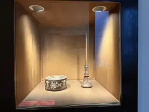 Hộp đựng thuốc lào và điếu cày. Bằng bạc, chạm khắc hoa lá, thế kỷ 19-20. (トゥオック・ラオ入れとディウ・カイ（水パイプ）。銀製、花と葉の彫刻、19-20世紀