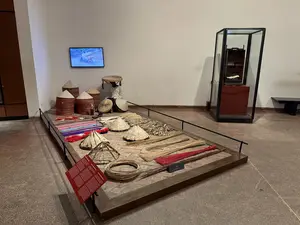 笠作りの主な材料は、コウリョウヤシの葉、ゴイの葉、ココヤシの葉、竹、ニガダケです。ノンラーは雨や日差しを避けるための道具であるだけでなく、ベトナム人の文化的な象徴でもあります