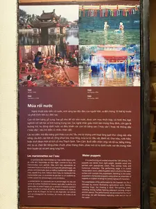 軽くて水面に浮きやすい木のためで、適切な色で塗られ、独自のユーモアと象徴性を持つ滑稽な形をしています。人形師たちは「ブオンチョー（buồng trò）」とも呼ばれる水上の舞台裏に身を隠し、竿や紐を使って、非常に繊細で巧みな動きで人形を操ります。通常、道化役のテウおじさんが太鼓を叩いて自己紹介をするところから始まり、魚釣り、魚捕り、鋤き、田植え、鳳凰の舞、龍の火噴き、四聖獣の舞、レスリング、囲碁、太鼓の舞、子供たちの水泳...、あるいはタッハ・サニュ、タム・カムのような古い物語の一場面が演じられます。公演は祭りや農閑期に行われます。音楽はチェオ、ハットヴァンであり、その物悲しい旋律は線香の煙に乗って漂う禅室の趣をかすかに感じさせ、水上人形劇を神秘的で幻想的なきらめく光の中に昇華させます