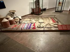 キン族の女性は、野良仕事、市場への外出、祭りの際に菅笠をよくかぶります。地域によって様々な異なるスタイルがあります。キン族の女性は、畑仕事、市場へ行く時、祭りに参加する時などによく円錐形の帽子をかぶります