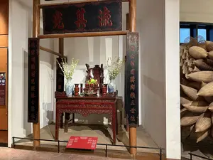 Ánh sáng còn truyền mài。（日本語訳）。光は永遠に伝わり続ける