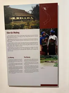 その他に、焼畑農業、家畜飼育、狩猟、漁業、採集、手工芸も行っています。ムオン族の住居は通常、高床式の家です。男性は藍染の上着とズボンを着用し、布製の帽子をかぶります。一方、女性はカイン（短い上着）、パン（長い上着）、イエム（胸当て）、スカートを着用し、スカーフを巻きます。ムオン社会は貧富の差が明確に分かれていました。各ムオン（地域共同体）の長はランダオ（支配者階級）の家系でした。ゴング（銅鑼）は彼らの生活の中で重要な役割を果たしています。また、ニị（二胡）、サオ（笛）、チョン（太鼓）、ケン（笙）など、多様な楽器の宝庫も持っています。村には祭礼や共同体の活動を組織するための公共の家（集会所）があります。各村には一揃いのゴング（銅鑼）があり、祭礼を監督し村のすべての事を運営する一人の長がいます。その他に、焼畑農業、家畜飼育、狩猟、漁業、採集、手工芸も行っています。彼らの家は高床式です。男性は藍染のパジャマと布のターバンを着用します。女性は短いブラウス、長いドレス、ブラジャー、スカート、ヘッドスカーフを着用します。ムオン社会は階層化されており、各ムオン（地域）の長はランダオ（支配家系）でした。ゴングは彼らの日常生活において重要な役割を果たしています。ムオン族はまた、二弦のフィドル、フルート、ドラム、パンパイプなど多種多様な楽器を持っています。村には祭りやその他の共同活動のための集会所があります。各村には一揃いのゴングと、儀式を担当し村のすべての事柄を管理する長がいます