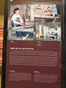 それはまた、女性が女性らしい仕事ぶりを保つための仕事でもあり、丈夫で美しい織機は非常に価値があります。スカートの腰布や上着の裾布を織る織機はかなりシンプルで、特にカオ材の綜絖（そうこう）保持具と竹製の綜絖が滑らかな綜絖の仕組みを生み出します。織物製品には、布団カバーや子供服の裾布用の布、敷物や毛布、背負い紐、掛け布団や敷布団が含まれ、最も特徴的なのはスカートの腰布です。スカートの腰布は絹糸で織られ、非常に緻密な文様織りの技術で、動物、鳳凰、鹿、亀などの多くの種類の文様が織り出されます...これらは幾何学模様と交互に織り込まれる文様です。機織りの技術は母系で、前の世代から次の世代へと受け継がれます。ムオン民族共通の布に加え、各個人、各ムオンの集落ごとに最も美しく独自の文様を持つ布を織り上げることは、このスカートの腰布を織る技術であり、女性の徳を評価する基準の一つとなっています