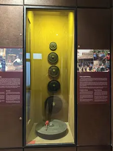 完全なゴングのセットは12個あり、儀式、祭り、葬儀、その他の地域社会の活動で使用されます。それぞれのゴングには独自の音があり、組み合わせることでムオン族の精神生活を反映した多様で豊かな音楽が生まれます。ゴング一式は12個で構成され、儀式、祭り、葬儀、その他の共同体の活動で使われます。各ゴングはそれぞれ独自の音を持ち、それらが組み合わされると、ムオン族の精神生活を反映した、多様で豊かな楽曲が生まれます。鍛造品は生産用具、武器、生活用品だけでなく、交換品、供物、装飾品などでもあります。鍛冶職人は通常男性であり、時にはシャーマンや祭司、地域社会で尊敬される人物でもあります。鍛造品は、生産道具、武器、家庭用品だけでなく、交換、供物、宝飾品のための品でもあります。鍛冶職人は通常男性であり、時にはシャーマン、儀式の専門家、地域社会で名声のある人物でもあります