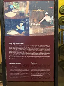 その近くには、年長の家長専用の台所の軒先があり、「幽霊の祭壇」と呼ばれますが、実質的には小さな台所です。主となる台所は内部にあり、固められた土間の床の上に、三脚の五徳を使うかまどと、二つの調理口を持つかまどの二つが、一つの座席の二つの角にずらして置かれています。それぞれのかまどには補助の台所があります。妻や娘たちはこの台所で食事の準備をし、米を研ぎ、芋や果物の皮をむき、家の中の台所全体を家長、重要な客、または祈祷師の「指揮」のために空けておきます。食事と水の準備が終わると、妻や娘たちは後ろの台所に下がり、この重要な場所を客に譲ります。また、水煙草を吸ったりかまどを囲むことも、一般的な習慣です。ここはまた、家族団らんの場でもあります。新米が収穫されて最初の食事の前に、かまどで家長は「かまどの神（精霊）」を祀る儀式を行い、健康、家族の保護、商売繁盛、十分な食、そして万事円満を祈願します