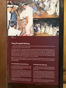 葬儀には多くの複雑な儀式があり、1～2昼夜続く。故人の息子と娘は白い喪服を、嫁は薄黄色の喪服を着用する。故人の婿は喪に服す必要はない。地域によって儀式の慣習は異なる。例えば、ムオンビ（ホアビン省）では、故人の葬儀で歌い踊り、魔物を狩る猟犬の物語を語って魔除けをする。ある場所では、モー師が剣を使って道を切り開く。多くの儀式が時代に合わせて簡略化、または廃止された。しかし、多くの良い慣習は今もなお保存されている