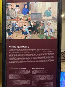 その他に、木片で作られたサン・ティエン（銭の形をした打楽器）一対や二本の杖、あるいは竹の棒（竹竿を打つ）もある。民族音楽の楽団編成には、葬儀楽団とゴング楽団の2つの形式がある。葬儀楽団は男性の楽器のみで構成され、通常、サオ・ジウ（笛の一種）、ケン・ロア（ラッパ）、3つのゴング、1つの銅鼓が使用される。ゴング楽団は祭りで女性によって演奏され、美しく活発で歌と踊りの才能がある12人の若い女性で構成される。楽器は、1つのチエン（平ゴング）、1～2個の低音ゴング、枠に吊るされた2～3個の銅鼓、残りは高音ゴング（カム）から成る。高音と低音のゴングは女性たちの歌声と調和し、尽きることのない音楽の歌を生み出す。彼女たちはしばしば、地面の下に置かれた陶器の壺を共鳴箱として使用し、竹竿を打つ楽団を構成する