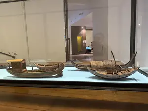 画像には読み取り可能な文字はありません。ガラスケースの中に3隻の船の模型が展示されています