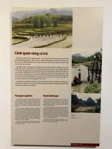 Cảnh quan vùng cư trú。Phần lớn cư dân nhóm ngôn ngữ Tày – Thái sinh sống ở vùng thung lũng, đất đai。tương đối bằng phẳng và màu mỡ, lại có nguồn nước dồi dào, thuận lợi cho việc canh。tác lúa nước. Một bộ phận nhỏ ở vùng cao núi đá, thiếu nước, đất đai chỉ thích hợp。với các loại cây chịu hạn.。Các dân tộc này có những cánh đồng rộng hàng trăm hécta, là những vựa lúa của。nhiều tỉnh miền núi Bắc Bộ như: Thất Khê (Lạng Sơn), Nước Hai (Cao Bằng), Mường。Lò (Yên Bái), Mường Than (Lai Châu), Mường Thanh (Điện Biên), Mường Tấc (Sơn La),。và rất nhiều cánh đồng nhỏ với các tràn ruộng bậc thang và những công trình thủy。lợi như phai, mương, máng, cọn. Bên cạnh đó là những mảnh nương trồng lúa, ngô。xen với rau xanh, những khoảnh rừng cây lấy gỗ, cây ăn quả và một số cây đặc sản。như hồi (Lạng Sơn), chè (Thái Nguyên, Bắc Cạn)...。Làng bản thường nằm ở chân núi, ven sông suối; cư dân sống tập trung đông đúc,。nhiều bản có hàng trăm nóc nhà. Nối liền các bản là những con đường nhỏ men theo。sườn núi hay tắt qua cánh đồng.。（日本語訳）。居住地域の景観。タイ・ターイ語群の住民の大部分は、土地が比較的平坦で肥沃な渓谷地帯に住んでおり、豊富な水源にも恵まれ、水稲耕作に有利です。一部の少数の人々は、水が不足し、土地が乾燥に強い作物にしか適さない岩山の高地に住んでいます。これらの民族は、数百ヘクタールに及ぶ広大な田んぼを所有しており、それらは北部山岳地帯の多くの省の穀倉地帯となっています。例えば、タットケー（ランソン省）、ヌオックハイ（カオバン省）、ムオンロー（イエンバイ省）、ムオンタン（ライチャウ省）、ムオンタイン（ディエンビエン省）、ムオンタック（ソンラ省）などです。また、棚田が広がる多くの小さな田んぼや、堰、水路、樋、水汲み水車といった灌漑施設もあります。それに加えて、米やトウモロコシを青野菜と間作する焼畑、木材を採るための林地、果樹園、そしてアニス（ランソン省）や茶（タイグエン省、バックカン省）などの特産品を栽培する土地もあります。村は通常、山の麓や川沿いに位置し、住民は密集して暮らしており、多くの村には数百戸の家があります。村々を結ぶのは、山腹に沿ったり、田んぼを横切ったりする小さな道です。