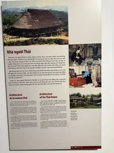 北西部（Tây Bắc）の黒タイ族（Thái Đen）の家は、亀の甲羅の形をしたドーム型の屋根で、家の両端には「カウ・クット（khau cút）」と呼ばれる装飾があります。ライチャウ（Lai Châu）省、ソンラ（Sơn La）省の白タイ族（Thái Trắng）の家は、屋根がまっすぐな傾斜で、4つの間（gian）があります。その他に、1つの間と2つの翼棟（chái）、2つの屋根と8本の柱を持つ家もあります。フーイエン（Phù Yên）（現在はソンラ省に属する）の白タイ族の家は、2つの傾斜を持つ低い屋根で、ムオン族の家に似ています。居住用の間に加えて、祖先祭祀、接客、そして未婚の息子が寝るための専用の間があります。高床式住居の外には上り下りのための階段があり、それは男性用の階段（thang Đực）（家の正面、左側）と女性用の階段（thang Cái）（家の奥、右側）です。北西部の黒タイ族の家は、亀の甲羅のようなドーム型の屋根を持ち、棟の両端に「カウ・クット」があります。ライチャウ省とソンラ省の白タイ族の家は、緩やかな傾斜の4面の屋根を持っています。また、1つの間と2つの翼棟、2つの屋根と8本の柱を持つタイプの家も存在します。フーイエン（現在はソンラ省）の白タイ族の家は、ムオン族の家に似た、緩やかな傾斜の2面の低い屋根を持っています。居住用の間に加え、祖先崇拝、来客の接待、未婚の息子の寝室として予約されている間もあります。外には2つの階段があり、男性用の階段（正面左側）と女性用の階段（裏側右側）です。この違いは、建築、装飾、家具、そして実用品の形、風よけ、日よけとなる編みパネル、竹の仕切りなどに現れています。北西部の黒タイ族の家は亀の甲羅のようなドーム型の屋根を持ち、家の両端にカウ・クットがあります。ライチャウ省とソンラ省の白タイ族の家は、緩やかに傾斜した4面の屋根を持っています。また、1つのベイ（間）と2つの片流れ屋根、2つの屋根と8本の柱を持つタイプの家もあります。フーイエン（現在はソンラ省）の白タイ族の家は、ムオン族の家に似た、低く緩やかに傾斜した2面の屋根を持っています。居住用のベイに加えて、祖先崇拝、来客の接待、未婚の息子が寝るための独立したベイもあります。家の外には上り下りのための2つの階段があります。男性用の階段（家の正面、左側）と女性用の階段（家の裏側、右側）です。この違いは、建築、配置、さらには道具の形状、風を防ぐ仕切りの装飾模様、日よけや雨よけとなる編みパネル、竹の壁にも現れています