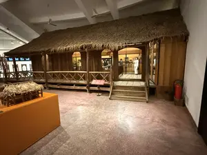 NHÀ SÀN。Nhà sàn là loại hình kiến trúc nhà ở phổ biến của nhiều dân tộc thiểu số ở Việt Nam.。Nhà sàn được làm bằng gỗ, tre, nứa, lá...。Nhà sàn thường có hai phần chính: phần sàn và phần mái.。Phần sàn là nơi sinh hoạt chính của gia đình, phần mái che mưa nắng.。Nhà sàn có nhiều kiểu dáng khác nhau tùy thuộc vào từng dân tộc và vùng miền.。（日本語訳）。高床式の家。高床式の家は、ベトナムの多くの少数民族に共通する住居建築の一種です。高床式の家は、木、竹、ニッパヤシ、葉などで作られます。高床式の家は通常、床部分と屋根部分の2つの主要な部分から成ります。床部分は家族の主な生活の場であり、屋根部分は雨や日差しを遮ります。高床式の家は、各民族や地域によって様々なデザインがあります。