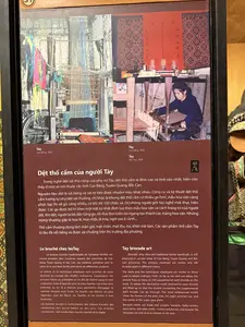 錦織の道具と技術は白布を織るものと変わりませんが、織機に綜絖（そうこう）のセットが追加されている点が異なります。これは色糸を布の表面に導き、模様を作り出す役割を果たします。錦織は、織り手が模様を作るための暗号を知っている必要があります。特定の方法で組み合わせられた色彩が、タイ族の装飾様式を持つ模様のパターンを生み出します。織る際、織り手は綜絖を連想し、杼（ひ）を打ち、横糸を通して模様の断片を形成していきます。タイ族の錦織製品は、伝統的な手工業における創造性と芸術的技巧に関する遺産です