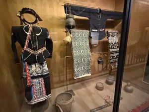 Trang phục dân tộc và các vật dụng sinh hoạt được trưng bày trong tủ kính. (ガラスケースの中に展示されている民族衣装と生活用品