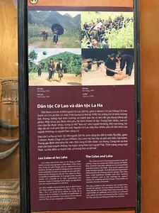 コ・ラオ族はハザン省と昆明（中国）に住んでいる。ラ・ハ族は主にソンラ省とイエンバイ省に居住している。この二つの民族は、焼畑農業、畑での稲、綿、トウモロコシの栽培という伝統がある。また、籠編みや木材の接合による家庭用木製品作りの技術を持っている。籐、ラタン、竹が主に箱を作るために使われる。婚姻において、新郎の家は花嫁に銀のイヤリングを一対贈る必要がある。花嫁の家は、嫁ぐ娘のために嫁入り道具を準備する。コ・ラオ族には二度埋葬する風習があり、一方、ラ・ハ族には火葬と死者が歌を歌う風習がある。コ・ラオ族はハザン省と昆明（中国）に集中しており、ラ・ハ族はソンラ省とイエンバイ省に集中している。彼らは焼畑農業（米、トウモロコシ、綿）を実践し、また籠細工や木材の組み立ての専門家でもある。箱を作るために、彼らは籐と竹を使用する。結婚に際しては、若者の家族は婚約者に銀のイヤリングを一対贈らなければならない。少女の家族は彼女に嫁入り道具を準備する。コ・ラオ族は二段階の埋葬を実践し、ラ・ハ族は火葬を実践し、死の日には歌い踊る。コ・ラオ族はハザン省と中国の昆明市に集中しており、ラ・ハ族はソンラ省とイエンバイ省に集中している。彼らは共に焼畑耕作者（米、トウモロコシ、綿）であり、また籠細工や木材の組み立てにも長けている。箱を作るために、彼らは籐と竹を使用する。結婚式の際、男性の家族は婚約者に銀のイヤリングを一対贈らなければならない。女性の家族は彼女の嫁入り道具を準備する。コ・ラオ族は二重埋葬を実践し、ラ・ハ族は火葬を実践し、死の日には歌い踊る