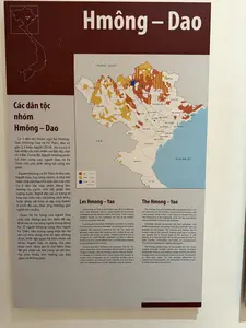 彼らはホン川右岸からゲアン省に至る北部の山岳地帯のほぼ全域に存在しますが、最も集中しているのは東北部および西北部の高山地帯です。彼らには主に3つの地方グループがあります。物質文化や精神文化において一定の違いはあるものの、総じてモン族の各グループは互いに近しい関係にあります。各氏族はそれぞれ固有のミドルネームを持ち、祖先の起源に関する独自の物語やタブーを持っています。ザオ族は早くから漢字を基に作られた独自の文字（チュノム・ザオ）を持っていました。ザオ族は自民族の始祖である盤王を崇拝し、儒教、仏教、特に道教が信仰生活にかなり深い影響を与えています