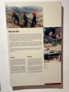 その核心はザオ・ノム文字（漢字・ノム文字）です。彼らは13世紀から14世紀にかけてベトナムに現れ、ベトナム-中国、ベトナム-ラオスの国境沿いの高地に分布し、他の多くの民族と混住しています。ザオ族の生活は主に焼き畑農業と水田に依存しています。また、鍛冶、銀細工、製紙、搾油などの技術でも知られています。ザオ族の各グループは、パオズンという歌や、キャップサックという儀式を通じて互いの関係を維持しています。女性の衣服には、上着、ズボン、スカート、スカーフ、胸当て、ベルトなどがあり、刺繍、ろうけつ染め、または色布のパッチワークによる様々な装飾模様が施されています。ザオ族の男性の服装はよりシンプルで、上着、ズボン、スカーフからなります。これを通じて男性は成人として認められます。ザオ族には多くの祈りの言葉があり、宇宙や人間に関する観念を表現しています。彼らは13世紀から14世紀頃にベトナムにやって来ました。ベトナム-中国およびベトナム-ラオスの国境沿いの高地に分布し、他の民族グループと混在する集落に住んでいます。ザオ族は主に焼き畑農業と水田耕作で生活しています。また、鍛冶、銀細工、ドゥー紙作り、油の圧搾でも知られています...。ザオ族のサブグループは、パオズンという歌やキャップサックの成人儀式を通じて関係を維持しています...。女性の服装は、ブラウス、ズボン、スカート、スカーフ、胸当て、ベルトで構成され...、刺繍、ろうけつ染め、または色布のパッチワークで施された装飾模様が特徴です。男性は、シャツ、ズボン、スカーフからなる、よりシンプルな服装をします。ザオ族には、宇宙と人類に対する彼らの認識を表現する多くの祈祷があります...。彼らは13世紀から14世紀頃にベトナムにやって来ました。彼らはベトナム-中国およびベトナム-ラオスの国境沿いの高地に分布し、他の民族グループと点在する集落で暮らしています。ザオ族は主に焼き畑農業と水田稲作に依存しています。また、鍛冶、銀細工、ドゥー紙作り、油の圧搾でも知られています...。ザオ族のサブグループは、パオズンの歌やキャップサックの成人儀式を通じて関係を維持しています...。女性の服装は、ブラウス、ズボン、スカート、スカーフ、胸当て、ベルトから成り...、刺繍、ろうけつ染め、または色鮮やかな布のパッチワークで施された多くの装飾的なモチーフが特徴です。男性は、シャツ、ズボン、スカーフからなる、よりシンプルな服装をします。ザオ族には、宇宙と人類に対する彼らの認識を表現する多くの祈祷があります...