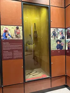 高山に住み、気候が厳しく、土地は傾斜し、水が不足しているため、焼畑農業が一般的です。米、トウモロコシ、その他の食料作物が棚田で栽培されます。原始的な生産用具には、斧、鍬、鋤、まぐわ、ナイフ、鎌などがあります。彼らは気候が厳しく、水と耕作地が不足している高山に住んでいるため、棚田が一般的です。米、トウモロコシ、その他の食料作物が棚田で栽培されます。彼らの原始的な農具には、斧、鍬、鋤、まぐわ、ナイフ、鎌などがあります