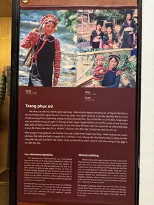 ガイ族、ラフ族、ロロ族の服装は比較的シンプルですが、優雅さに欠けることはありません。ロロ族とラフ族の女性は、前後に2枚の身頃がある長衣を着用し、胸元が開いており、ボタンは留めません。ガイ族は、一枚の身頃の長衣を着用しますが、前身頃も二つに分かれており、襟元はV字にカットされ、ボタンは片側にずらして留められます。コラオ族の服装で最も見分けやすい特徴は、脇が開いた長衣で、黒い布の帯で飾られ、さらに（白コラオ族は）胸当てに、あるいは（赤コラオ族は）身頃に銀の装飾品が付けられます。それに加え、これらの写真を通じて、ラオカイ省バックハー県の美しい衣装も見ることができます。ここは、コラオ族、ロロ族、ラフ族が、他の民族に比べて珍しい、あるいは着用する人が非常に少なくなった衣装様式を持つ場所です