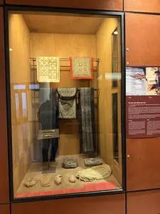 これは、多様な色彩の布の切れ端を巧みに組み合わせて、特色豊かで繊細な文様を作り出すものです。この技術は、2017年に文化・スポーツ・観光省によって、伝統的手工芸の分野で国家無形文化遺産リストに登録されました。製品は、黒タイ族の女性の美的感覚、創造的な才能、感情や思い、そしてコミュニティの風習、習慣、信仰を表現しています