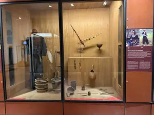 これは、長さの異なる多数の竹管を組み合わせたもので、各管の内部には銅または銀製のリードが付いています。これらの竹管は2列に並べられ、木製の風箱を貫いています。タイ族は通常、祭り、葬式、または感情を表現する際にケン・ベーを使用します