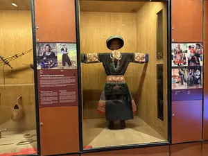 家で誰かが亡くなると、ケーンの奏者を招き、死者の魂を先祖のもとへ送るために葬送の曲を演奏してもらいます。物悲しくも美しいケーンの音は、モン族の青年が想いを伝え、愛する女性に気持ちを告白するための手段でもあります。モン族のケーンは、長さの異なる6本の竹管を木製の送風箱に取り付けて作られています。人が亡くなると、ケーンの達人が家に招かれ、故人の魂を先祖のもとへ導くために葬送のメロディーを奏でます。ケーンの美しい音色は、モン族の少年が自らの気持ちを表現し、意中の少女に愛を告白するための手段でもあります。モン族のケーンは、長さの異なる6本の竹管を木製の共鳴箱に取り付けて作られています