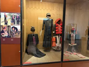 Dao (Dao Đỏ)。Lào Cai, 1998。Dao (Áo dài)。Lào Cai, 1997。Dao (Làn tên)。Lai Châu, 1994。Dao (Dao Đỏ)。Lào Cai, 2004。（日本語訳）。ザオ族（赤ザオ）。ラオカイ、1998年。ザオ族（アオザイ）。ラオカイ、1997年。ザオ族（ランテン）。ライチャウ、1994年。ザオ族（赤ザオ）。ラオカイ、2004年