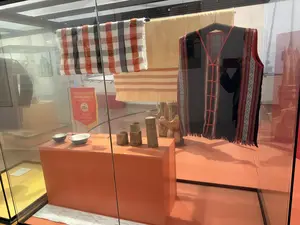 LỄ ĐỘI VĂN HOÁ TRUYỀN THỐNG。CÁC BẢN TỤC HUYỆN BUÔN ĐÔN NĂM 2006。BAN TỔ CHỨC。Tặng。GIẢI NHÌ VỚI BỞI。4. Vòng tay。Sên quan đến với。Đừng Hộp đựng trong các nghị số。5. Co。Nái với đeo trong。sức khỏe cho với。rong cùng。Tang。đạt giải nhi môn bài。（日本語訳）。伝統文化祭。2006年バンメトート県 各村落。組織委員会。贈呈。ゾウの水泳 第二位。4. ブレスレット。ゾウに関連する。決議番号の中の容器を置かないでください。5. 草。雌豚が中に着ける。ゾウの健康のために。共に。贈呈。水泳種目で第二位を獲得