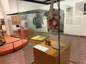 Sản phẩm du lịch có họa tiết voi。1. Túi。2. Ví。3. Áo。4. Tượng voi。（日本語訳）。象の模様が入った観光土産品。1. バッグ。2. 財布。3. 服。4. 象の像