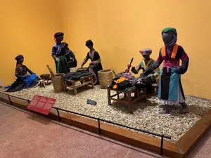 Chợ Đồng Văn là một trong những chợ。vùng cao nổi tiếng nhất của tỉnh Hà。Giang. Chợ họp vào chủ nhật hàng。tuần, là nơi giao lưu, trao đổi hàng。hóa của đồng bào các dân tộc Mông,。Tày, Nùng, Dao, Lô Lô... ở các xã。trong vùng. Chợ Đồng Văn không chỉ。là nơi mua bán mà còn là nơi gặp gỡ,。giao lưu văn hóa của đồng bào các。dân tộc.。Năm 2011, chợ Đồng Văn đã được。xây dựng lại và chuyển đến vị trí。mới.。（日本語訳）。ドンバン市場は、ハザン省で最も有名な高原市場の一つです。市場は毎週日曜日に開かれ、この地域の村々に住むモン族、タイ族、ヌン族、ザオ族、ロロ族などの少数民族の人々が交流し、商品を交換する場所です。ドンバン市場は単なる売買の場所ではなく、少数民族の人々が出会い、文化交流を行う場所でもあります。2011年、ドンバン市場は再建され、新しい場所に移転しました。