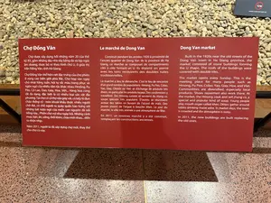 KHÔNG CHẠM VÀO HIỆN VẬT。Chợ Đồng Văn。Chợ được xây dựng hồi những năm 20 của thế。kỷ XX, gồm những dãy nhà xây bằng đá và lợp ngói。âm dương, được bố trí theo hình chữ U, ở giữa thị。trấn Đồng Văn, tỉnh Hà Giang.。Chợ Đồng Văn thể hiện nét đặc trưng của chợ phiên。ở vùng cao biên giới phía Bắc. Chợ họp vào ngày。chủ nhật hằng tuần, hội tụ sắc màu trang phục và。ngôn ngữ của nhiều dân tộc khác nhau: Hmông, Pu。Péo, Cờ Lao, Dao, Giáy, Hoa, Việt... Hàng hoá cũng。rất đa dạng, đặc biệt là có nhiều loại sản vật địa。phương. Tại chợ có cả thợ sửa giày vải, có bếp lò đun。chảo thắng cố - món khoái khẩu được nhiều người。chờ đợi, có chỗ người ta quây quần hào hứng với。những bát rượu ngô của miền cao nguyên đá nổi。tiếng này... Phiên chợ vui như ngày hội. Những cảnh。mua, bán, ăn, uống, thổi khèn, chào mời nhau... diễn。ra nhộn nhịp.。Năm 2011, người ta đã xây dựng chợ mới, thay thế。cho chợ cũ này.。（日本語訳）。展示物に触れないでください。ドンバン市場。市場は20世紀の20年代に建設され、ハザン省ドンバン町の中心に位置しています。石造りの家々が連なり、陰陽瓦で葺かれ、U字型に配置されています。ドンバン市場は、北部国境高原地帯の定期市の特徴を表しています。市場は毎週日曜日に開かれ、モン族、プペオ族、コラオ族、ザオ族、ザイ族、華人、キン族など、多くの異なる民族の衣装の色彩や言語が集まります。商品も非常に多様で、特に多くの地元の特産品があります。市場には布靴の修理職人もいれば、多くの人が待ち望む名物料理であるタンコーの鍋を煮るかまどもあり、この有名な石の高原のトウモロコシ酒の杯を囲んで人々が盛り上がる場所もあります...。定期市は祭りのように賑やかです。売り買い、飲食、ケン（笙）を吹く、呼び込み合うといった光景が賑やかに繰り広げられます。2011年、この古い市場に代わって新しい市場が建設されました。